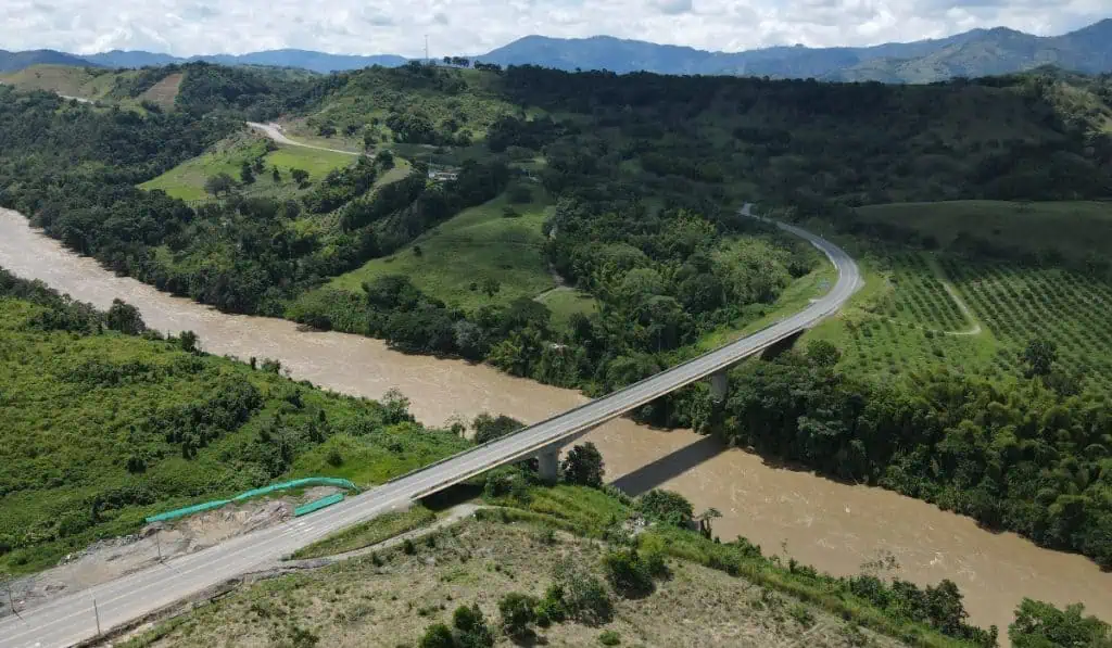 Gobernador de Antioquia hace primer aporte en 'vaca' por vías 4G del departamento Vías en Antioquia