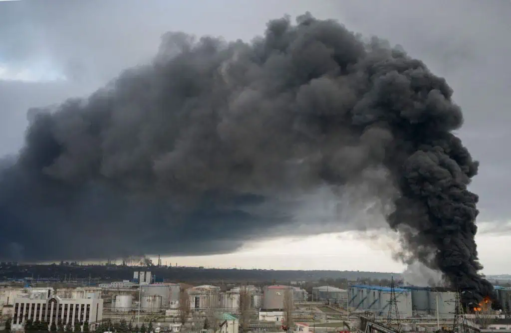 Destrucción de refinerías en Ucrania afectará aún mas precios de los combustibles Destrucción de refinerías en Ucrania afectará aún mas precios de los combustibles