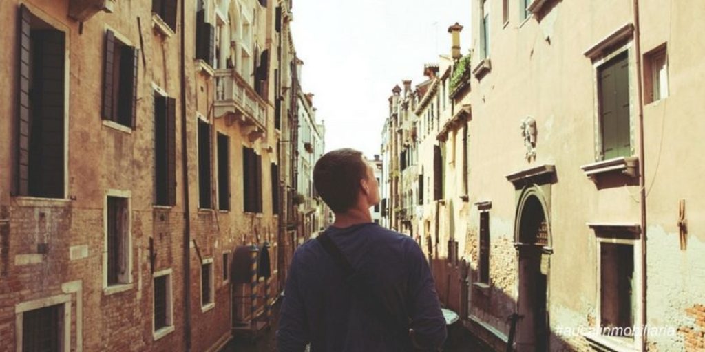Cómo los millennials están invirtiendo en bienes raíces con poco dinero 