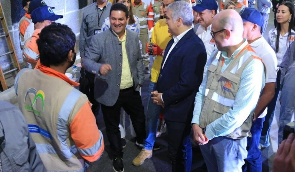 Entregan tramo de segunda calzada en vía clave a las afueras de Medellín (Colombia)