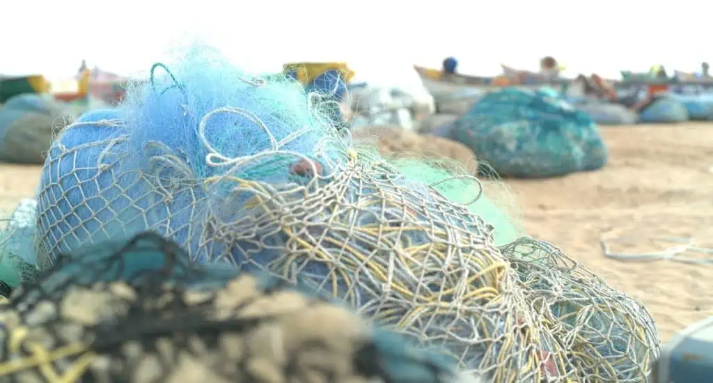 Reutilizan las redes de pesca desechadas para crear material ecológico Reutilizan las redes de pesca desechadas para crear material ecológico