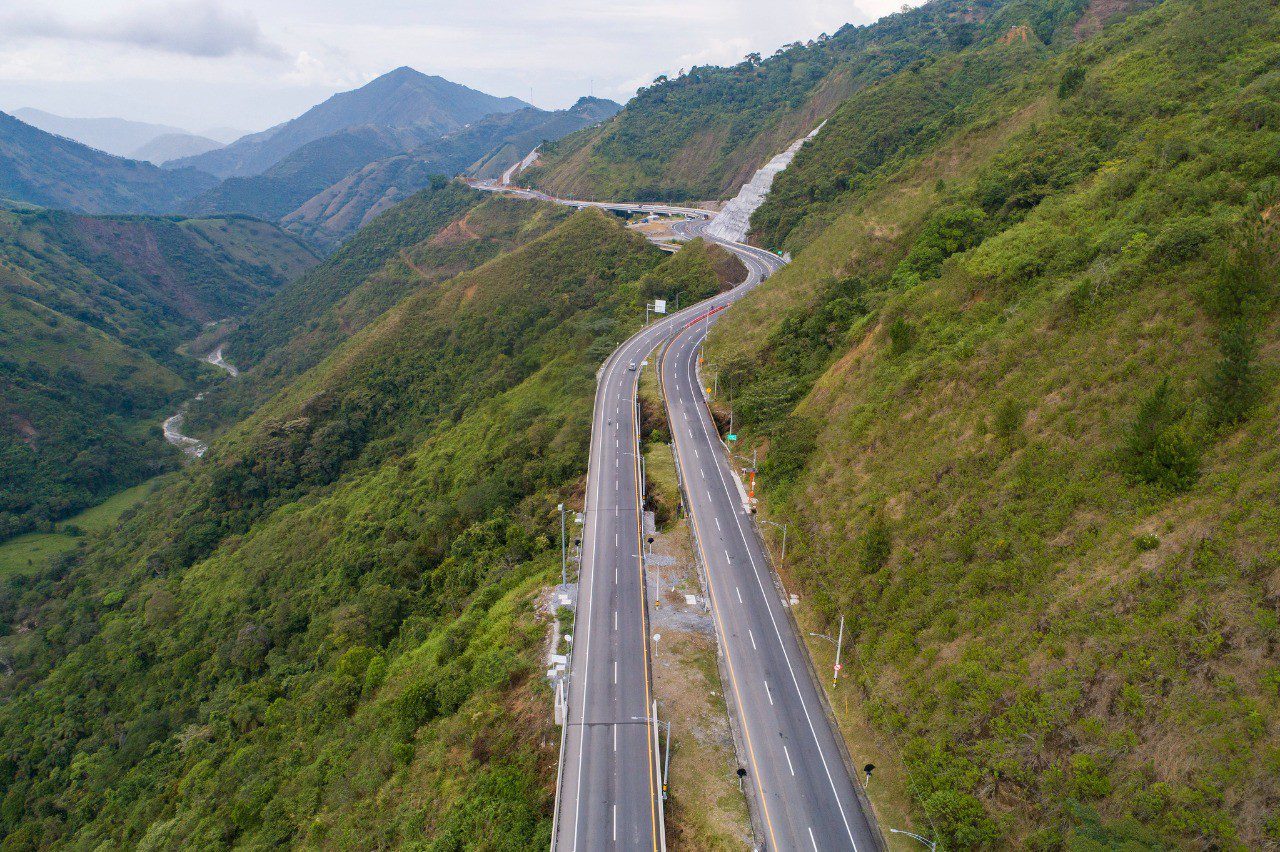 En fotos: así se abren paso, entre montañas, las vías 4G de Antioquia
