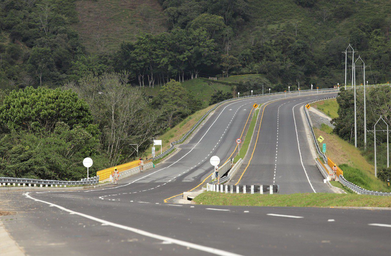En fotos: así se abren paso, entre montañas, las vías 4G de Antioquia