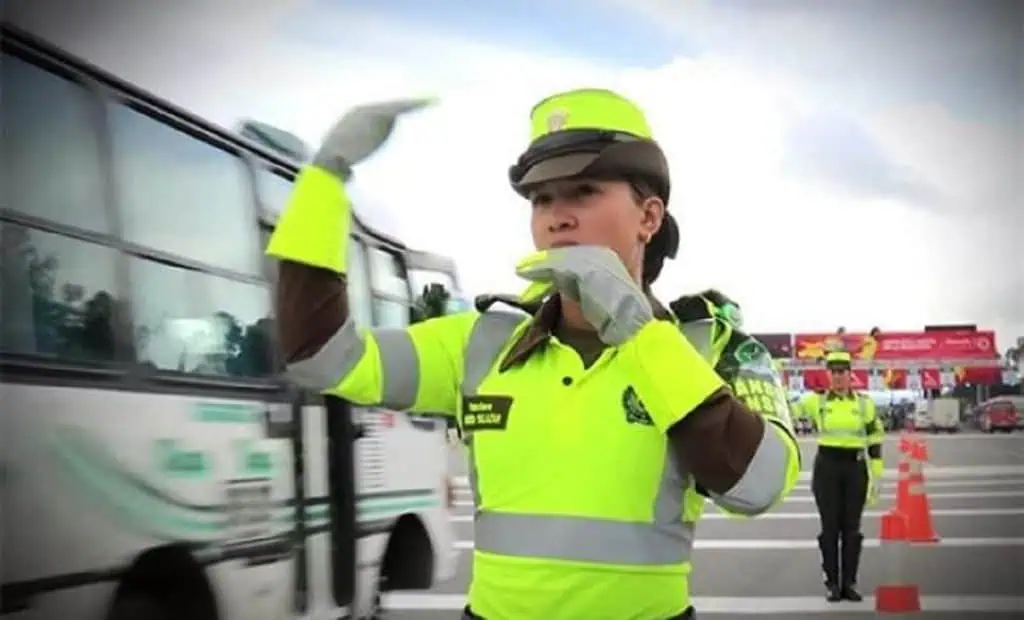 policia-colombia-llamado-conduccion-responsable-epoca-lluvias Los únicos casos en los que un policía le puede revisar su celular: el resto es ilegal