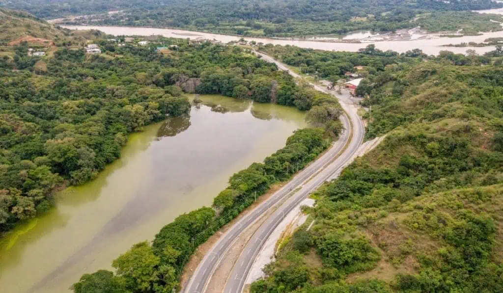 Primicia | Las poderosas empresas que buscan quedarse con cuatro megavías que Sacyr vende en Colombia Autopista Mar 1 en Antioquia