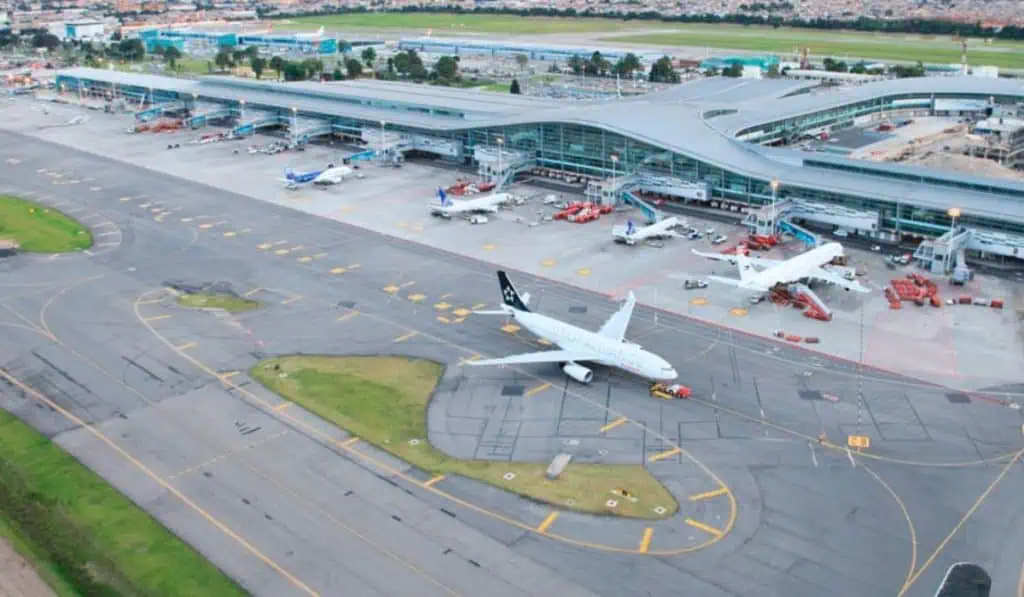 Presentan 10 nuevas rutas aéreas en Colombia Aviones aeropuerto