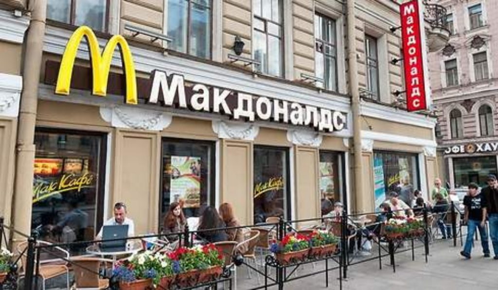 McDonald's venderá todos sus restaurantes en Rusia tras invasión a Ucrania