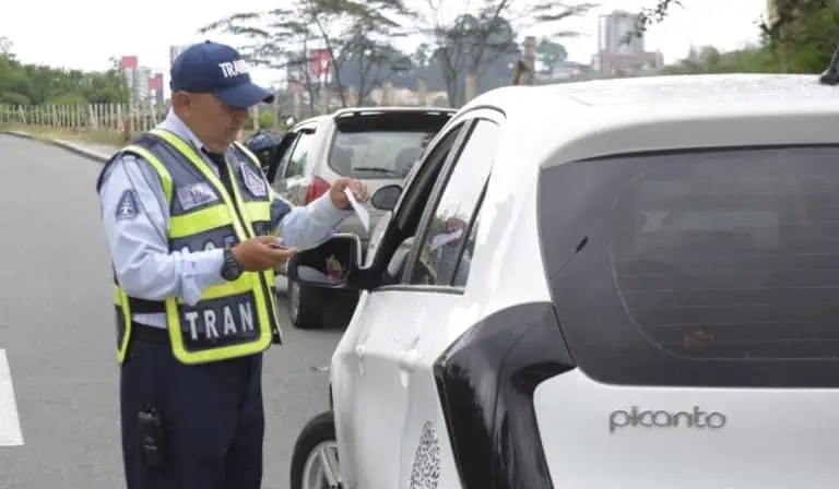 Estos son los documentos que puede exigirle un agente de tránsito en Colombia