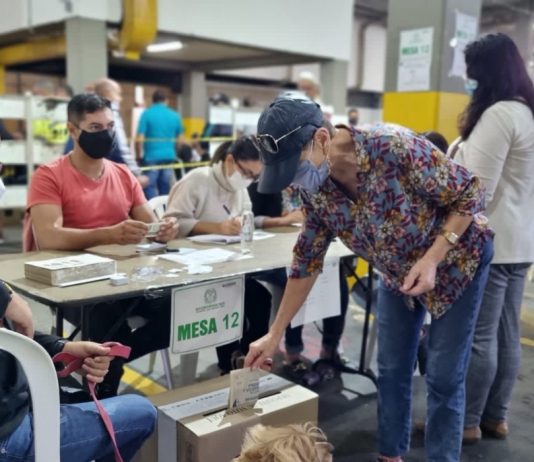 Colombiano votando en las elecciones presidenciales de 2022
