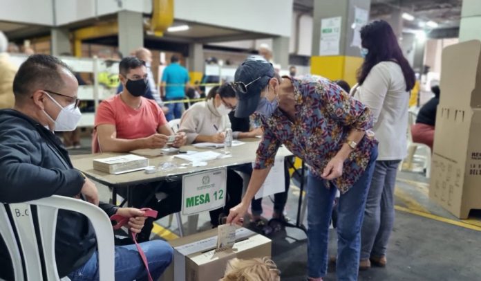 Colombiano votando en las elecciones presidenciales de 2022
