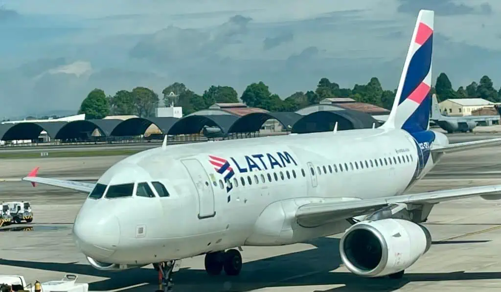 Latam Airlines prevé salir del Capítulo 11 en cuarto trimestre de 2022; ingresos se acercan a niveles prepandemia Combustible para aviones en Colombia