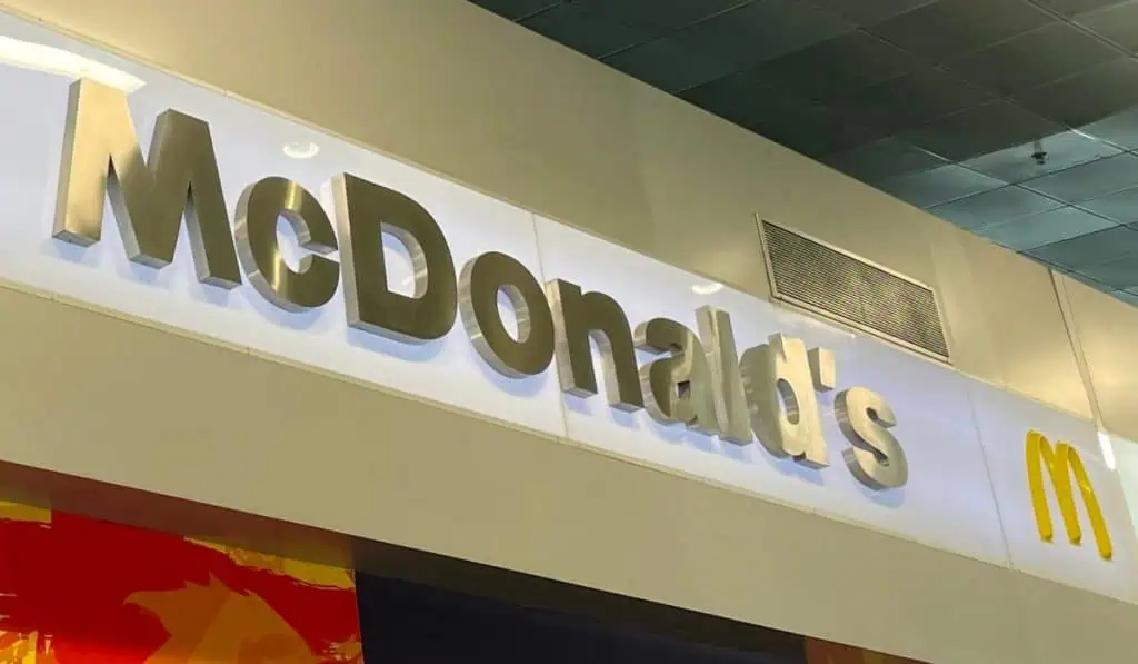 McDonald's planea reabrir sus restaurantes en Ucrania McDonald's se suma a empresas multinacionales que harán masivos despidos en 2023