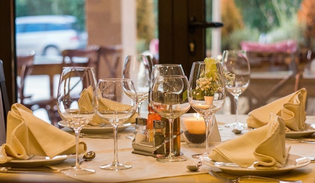 Ordenan a grupo de restaurantes publicar los precios de sus menús