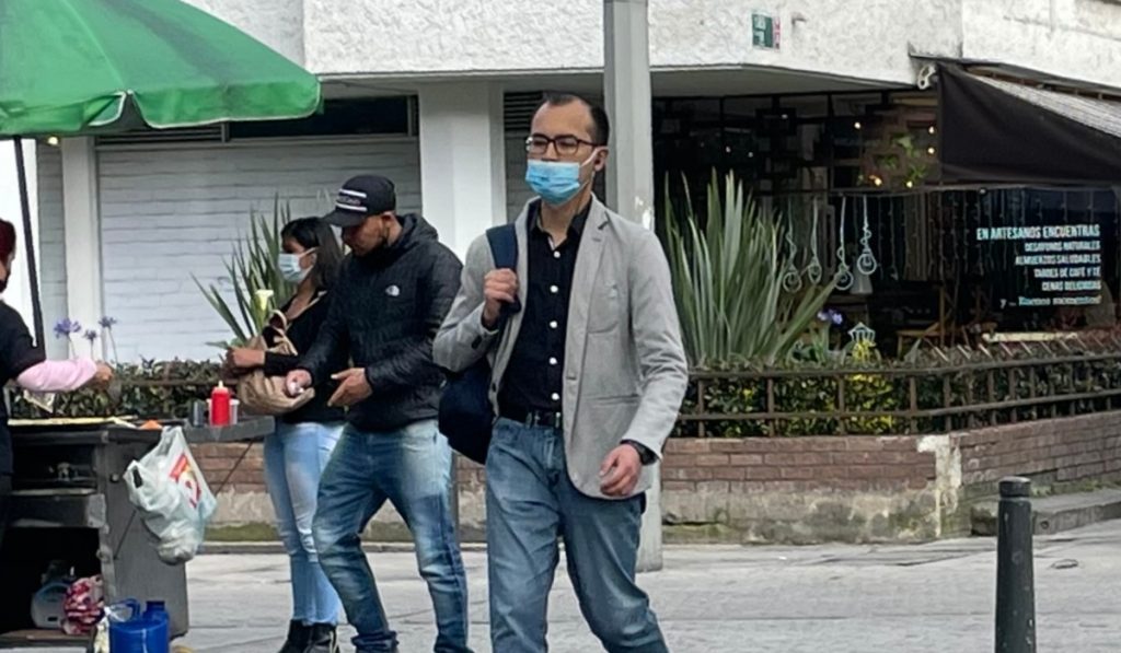 Trabajadores caminando en una calle de Bogotá