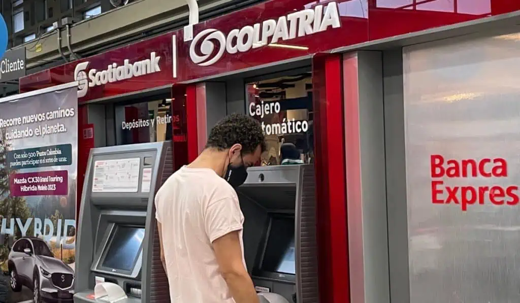 Scotiabank Colpatria confirmó importante dato que alivia a endeudados retirar plata de cajeros automáticos en Colombia