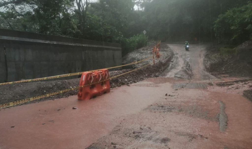 Anuncian cierre total de un tramo de la antigua vía al Llano por reparaciones
