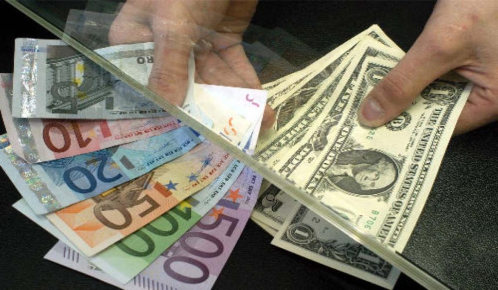 Premercado | Euro se acerca a paridad con dólar estadounidense; bolsas y petróleo caen