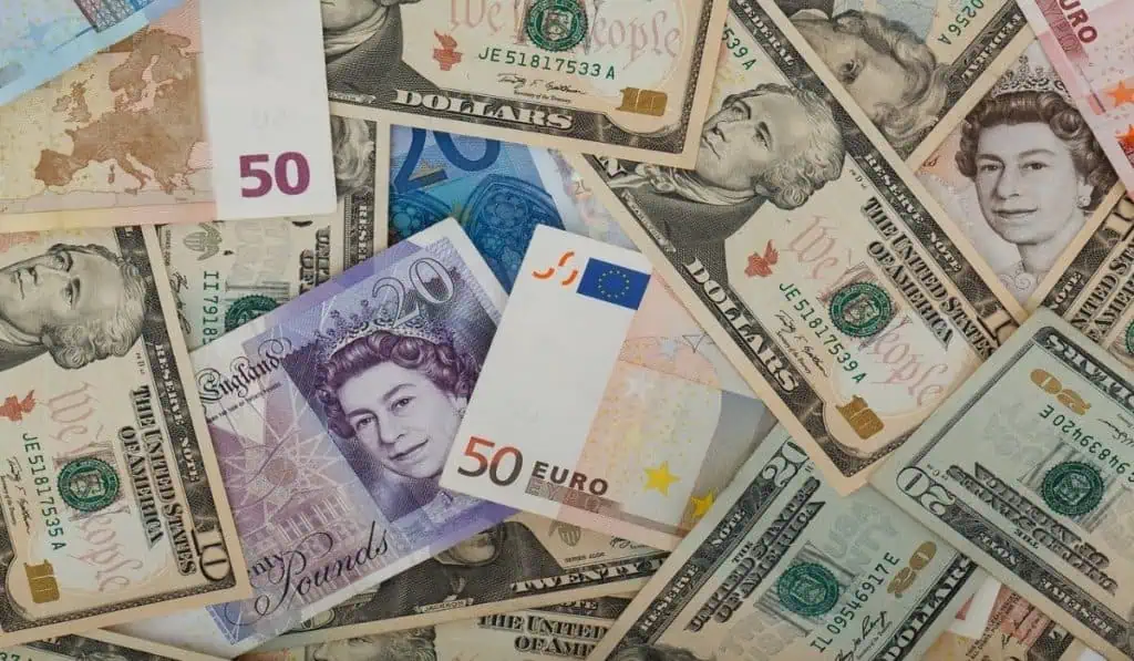 Causas y consecuencias de una paridad euro-dólar Causas y consecuencias de una paridad euro-dólar