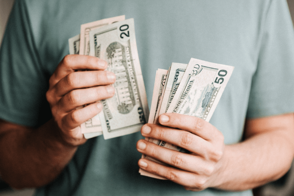 Opciones para ahorrar en dólares y manejar la depreciación del peso en Colombia