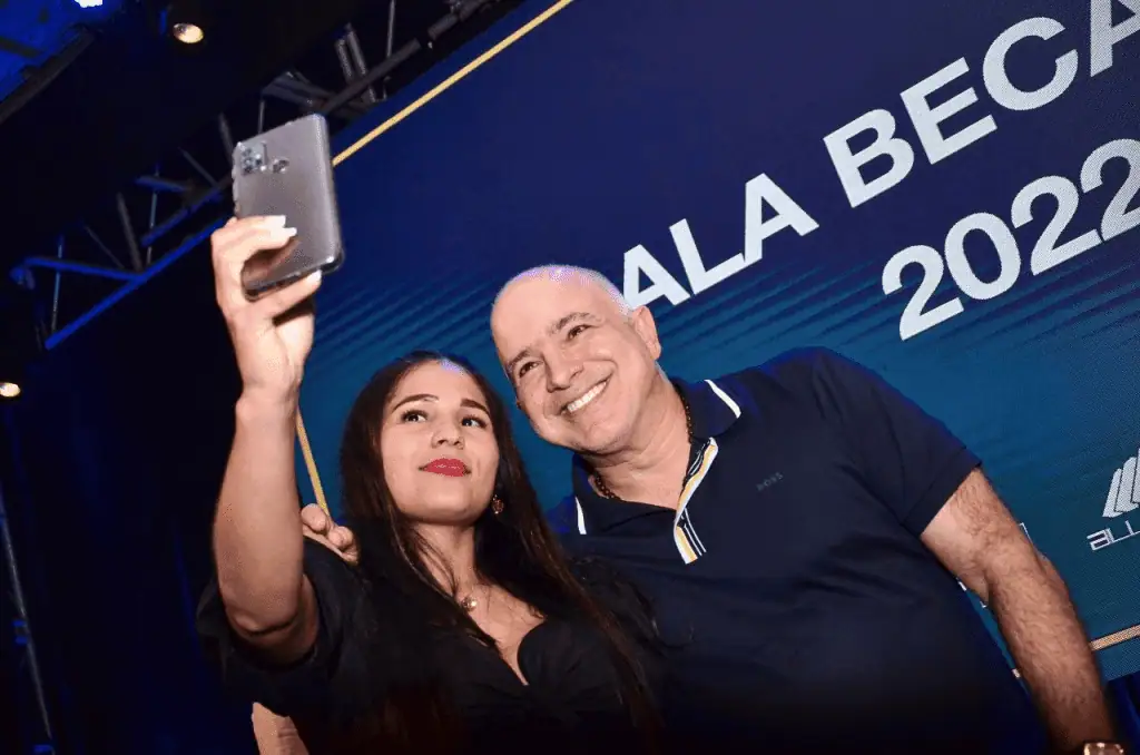 Fundación Tecnoglass ha entregado 6.000 becas a hijos de empleados Fundación Tecnoglass ha entregado 6.000 becas a hijos de empleados