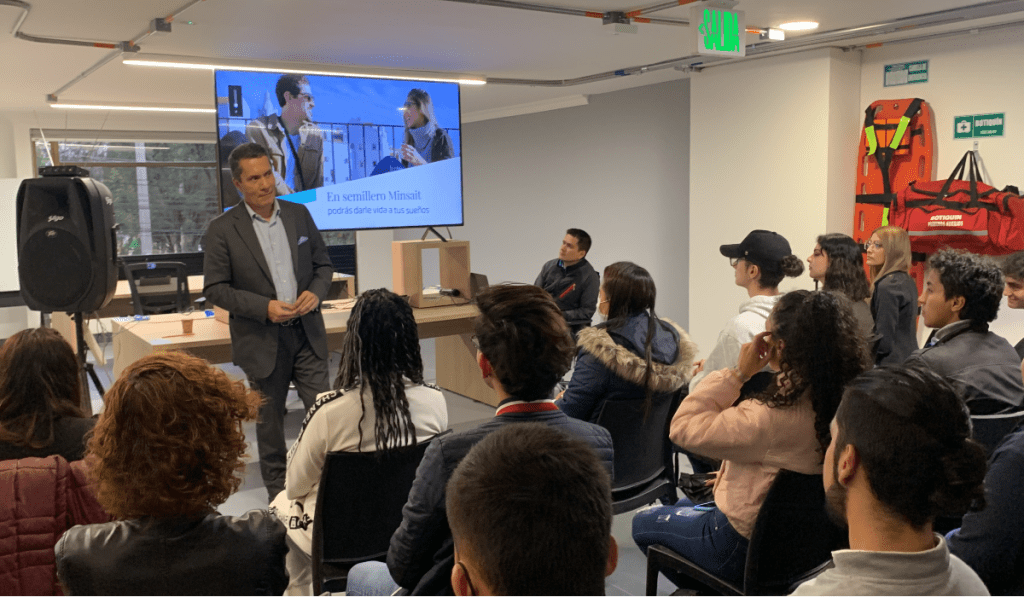 Minsait inicia formación profesional a jóvenes en nuevas tecnologías en Colombia