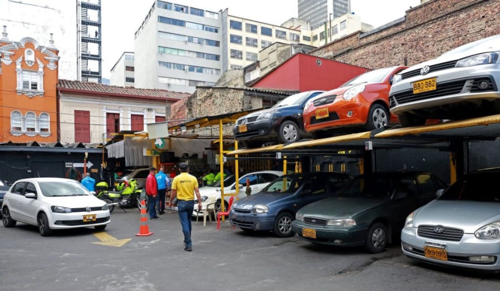 Parqueadero con vehículos en Bogotá 