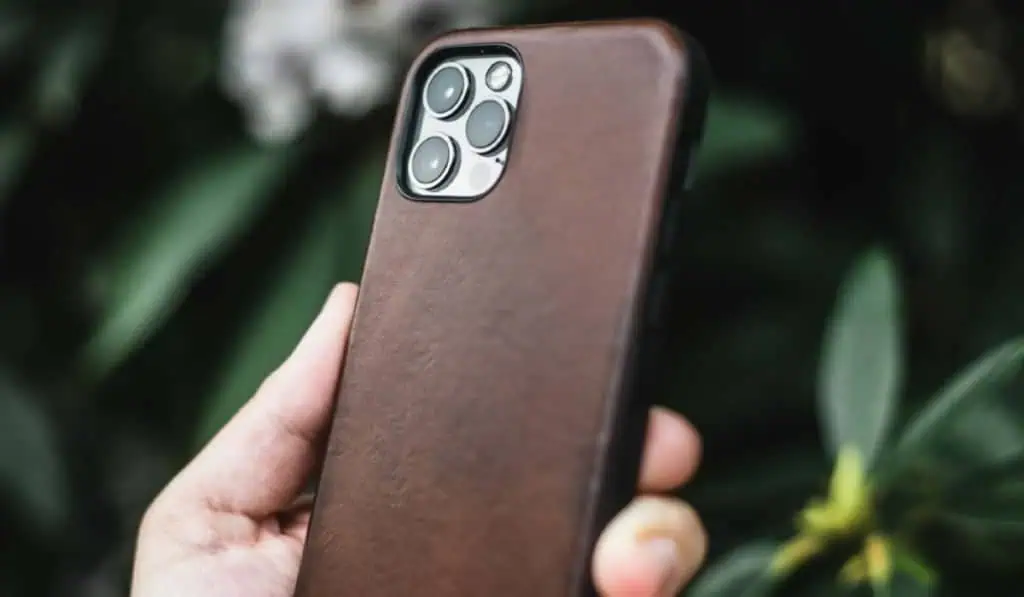 Llamadas que entran y cuelgan o ‘spam’ ¿Están prohibidas en Colombia? Parte posterior de un Iphone 13