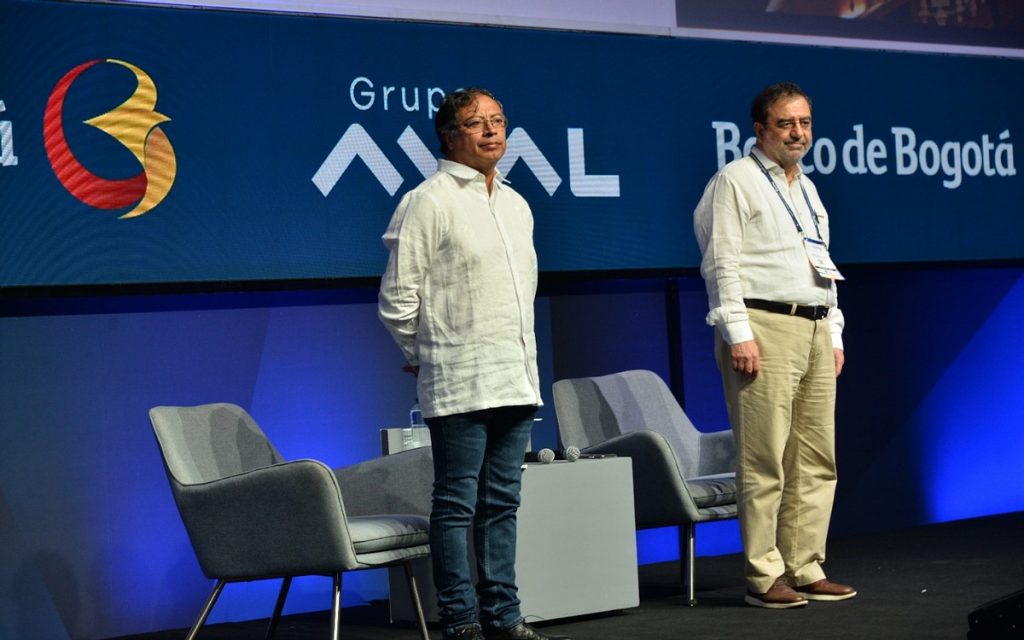 Petro pide a bancos colombianos descarbonizar la producción; alerta por morosidad