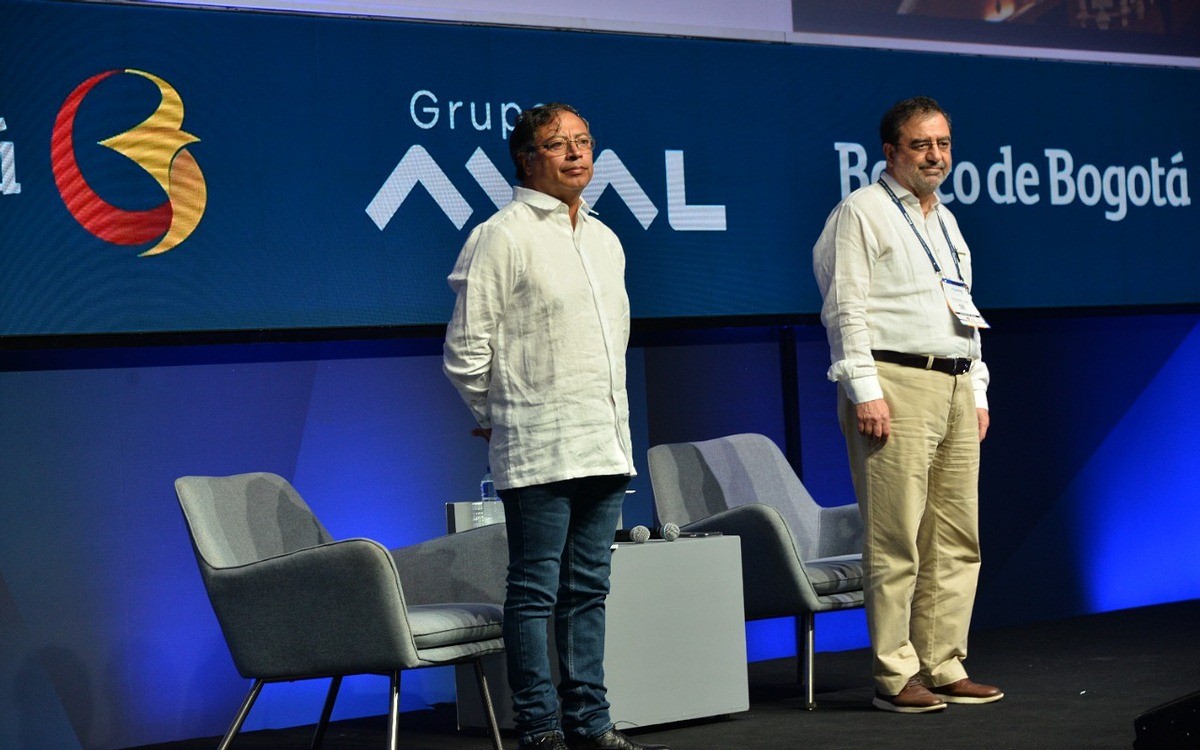 Petro pide a bancos colombianos descarbonizar la producción; alerta por morosidad