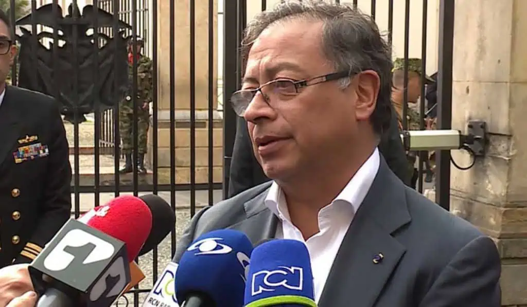 Ahora| Gustavo Petro suspende órdenes de captura y extradición de integrantes del ELN Ahora| Gustavo Petro suspende órdenes de captura y extradición de integrantes del ELN