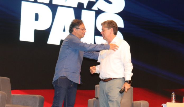 El presidente Gustavo Petro cerró la Asamblea de la ANDI en conjunto con el presidente del gremio, Bruce Mac Master