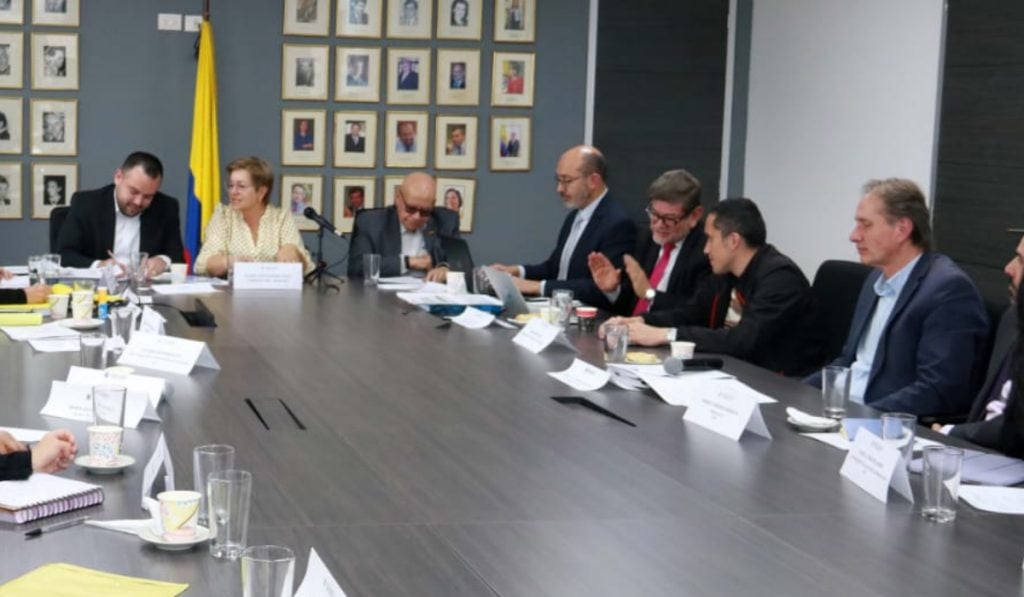 ¿Cómo se negocia el salario mínimo en Colombia?