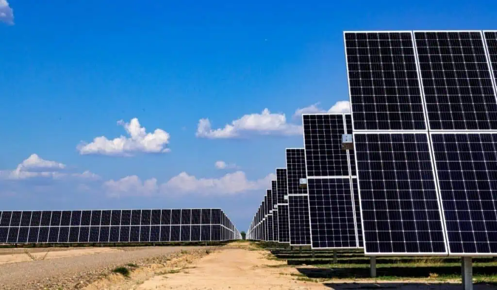 Gobierno colombiano busca recursos chinos para proyectos de energía y otros sectores Proyectos renovables tendrían incentivos en el proyecto tributario.