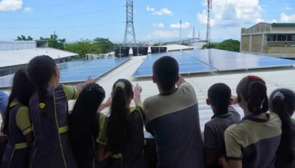 Con paneles solares en colegio oficial, Barranquilla inició transición a energías limpias Con paneles solares en colegio oficial, Barranquilla inició transición a energías limpias
