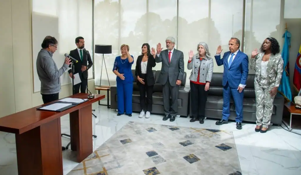 Colombia | Se posesionaron los nuevos ministros de Minas, Trabajo, Comercio, Vivienda, Transporte y Deporte Colombia | Se posesionaron los nuevos ministros de Minas, Trabajo, Comercio, Vivienda, Transporte y Deporte
