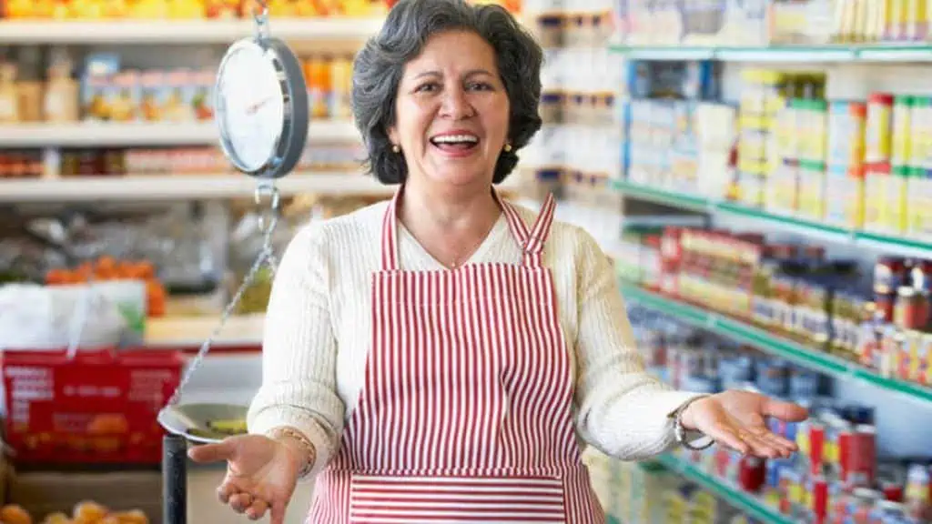 Tiendas en Colombia se benefician por convocatoria Emprendedores Bavaria Imagen de una propietaria de tienda de barrio en Colombia