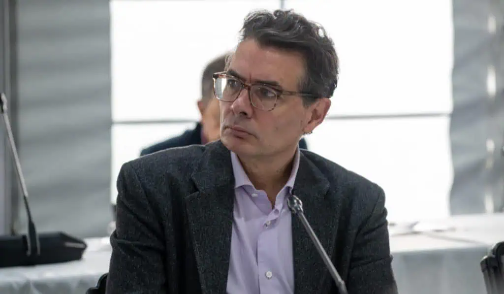 Exministro de Petro advierte sobre apagón eléctrico y crisis en el sistema de salud colombiano Exministro de Petro advierte sobre apagón y crisis en salud