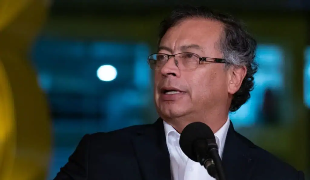 Petro anuncia alza en precios de gasolina en Colombia, mas no ACPM Petro anuncia alza en precios de gasolina en Colombia, mas no ACPM