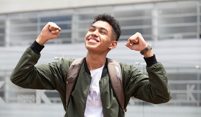 Foto joven estudiante beneficiado con beca en Colombia