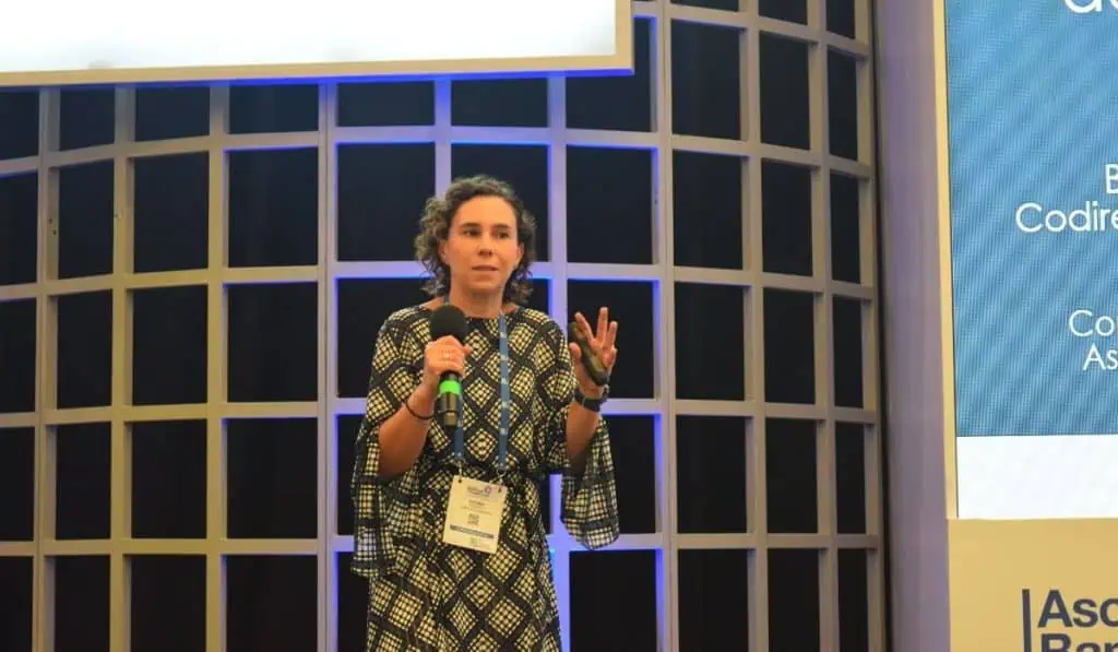 Codirectora Taboada del BanRep: Aumento de salario y paro camionero pesarán en senda de tasas de interés Bibiana Taboada, codirectora del Banco de la República de Colombia. Foto: cortesía de Asobancaria.