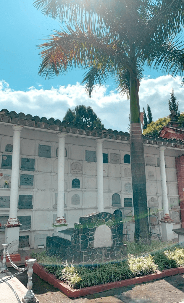 ¿Se escuchan voces en el cementerio museo San Pedro?