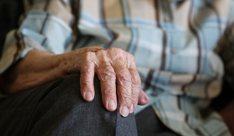 Reforma pensional en Colombia: ¿Beneficia o afecta a adultos de bajos ingresos?