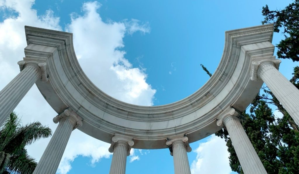 ¿Se escuchan voces en el cementerio museo San Pedro?