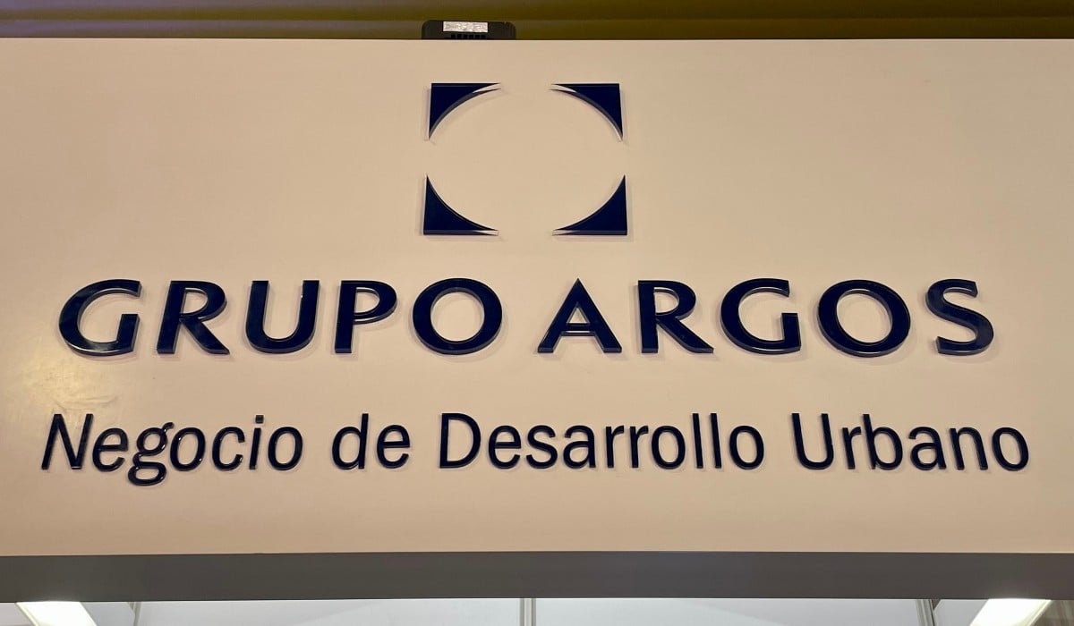 Grupo Argos lanza dos anuncios sobre recompra de acciones de Bolsa de Colombia.