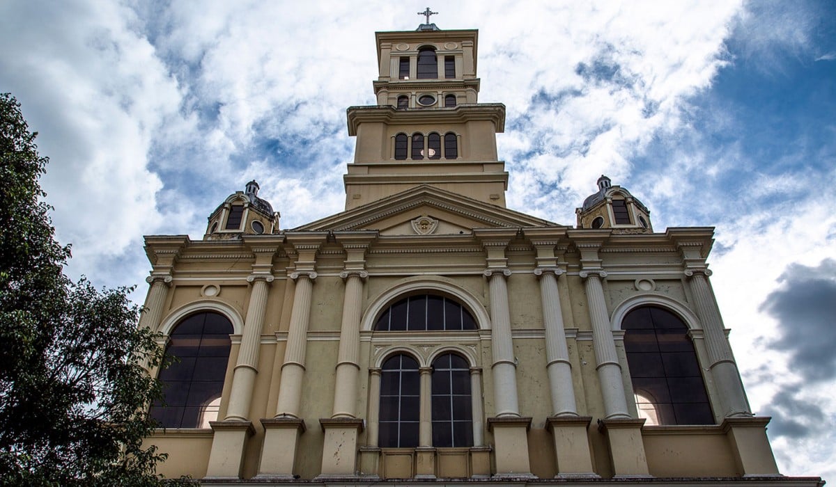 ¿Debe haber impuestos a las iglesias en Colombia?: Expertos responden