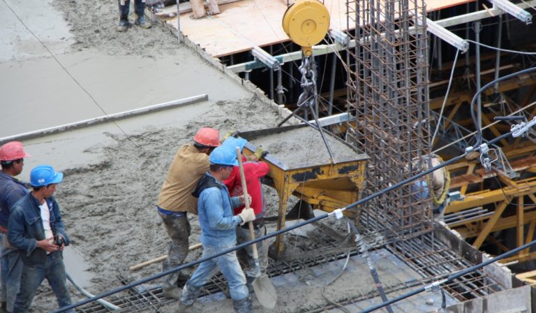 Cayeron las licencias de construcción en junio.