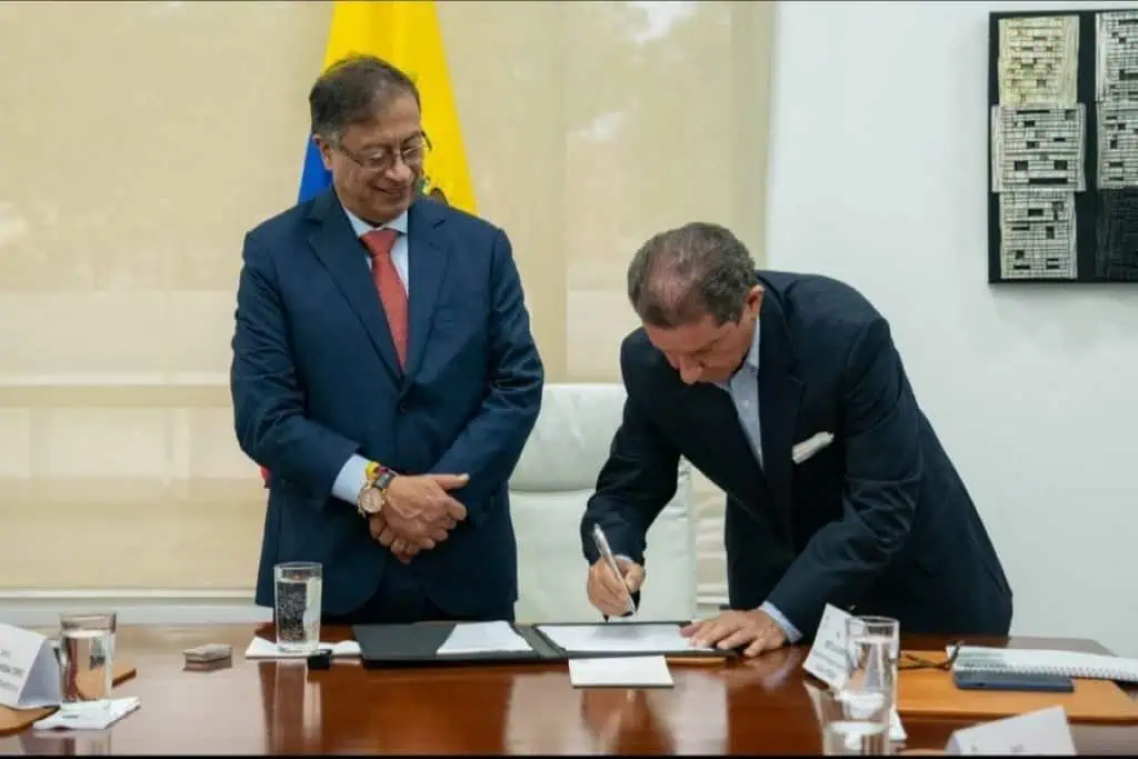 Compra de tierras a ganaderos en Colombia se pagará con deuda pública Gustavo Petro y Felix Laufarie, presidente de Fedegan