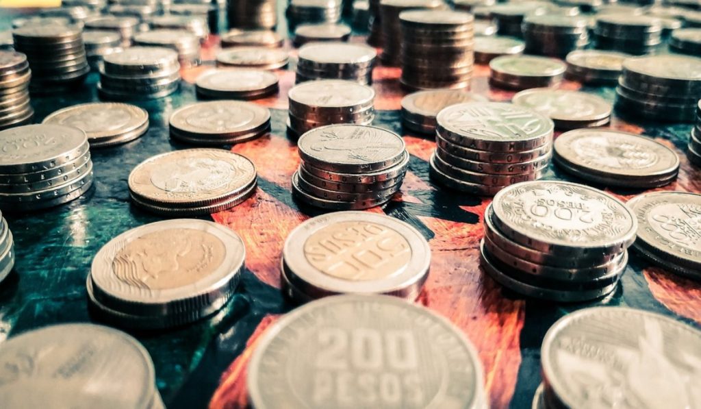 Así ha aumentado el salario mínimo en Colombia frente a la inflación desde 1984