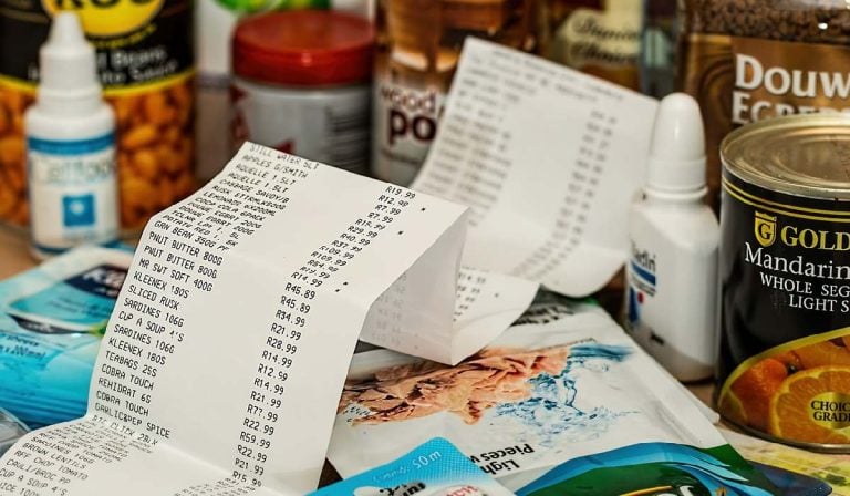 Los gastos que más están recortando los colombianos para que el dinero les alcance hasta fin de mes Gastos hogares colombianos