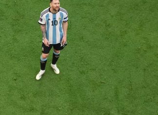 Messi se lamenta por la derrota del primer partido de Argentina en Qatar 2022. Foto: @fifaworldcup.